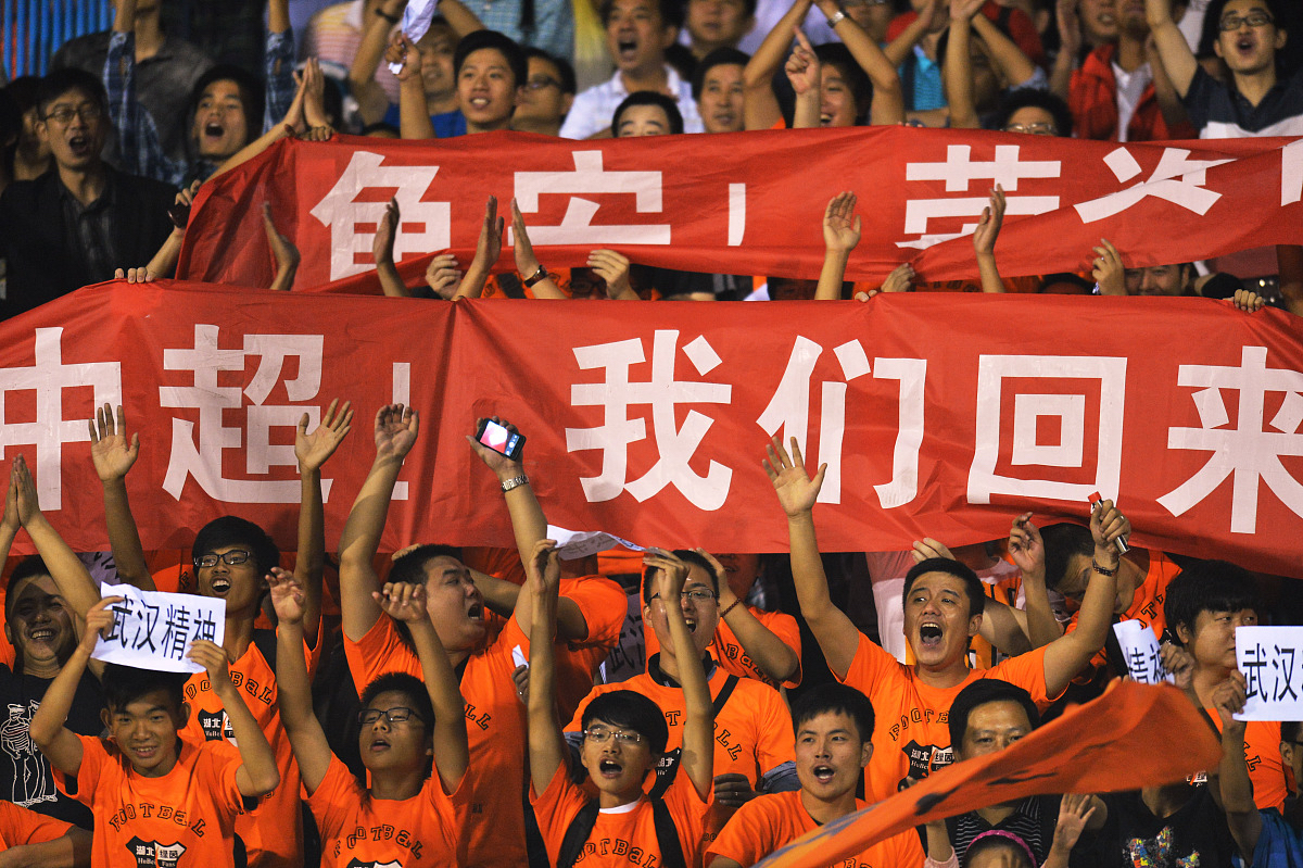 经过千辛万苦，球队最终笑到最后，战胜对手，取得胜利！